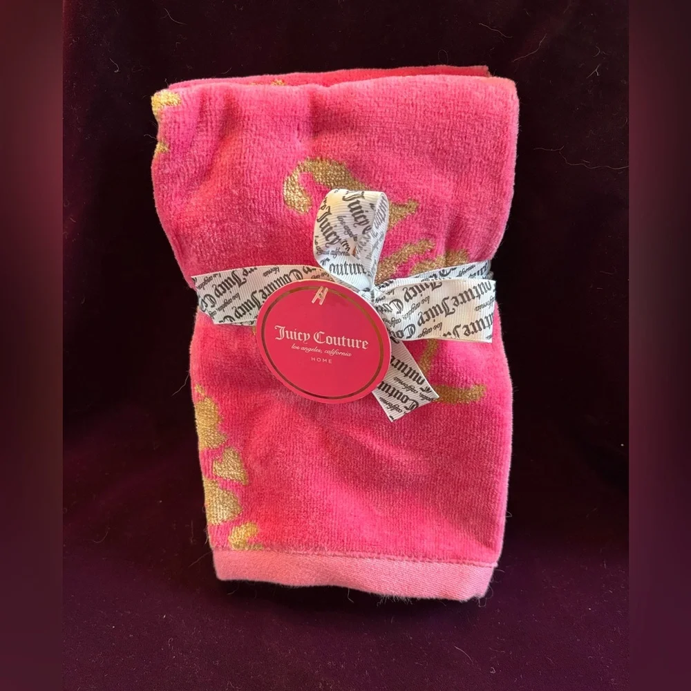 JUICY COUTURE Hot Pink & Gold Hand Towel Set. Iconic Gold Leopard Hearts Design